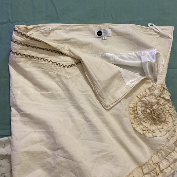 Coco & Tashi NWOT Beautiful beaded Skirt with floral designed and side zipper - Picture 16 of 16